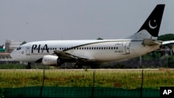 Un avion de ligne internationale se prépare à décoller à l’aéroport Benazir Bhutto à Islamabad, Pakistan, 8 juin 2013. 