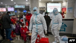 武漢紅十字醫院身穿防護服的醫務人員和等候就診的病患。 （2020年1月25日）
