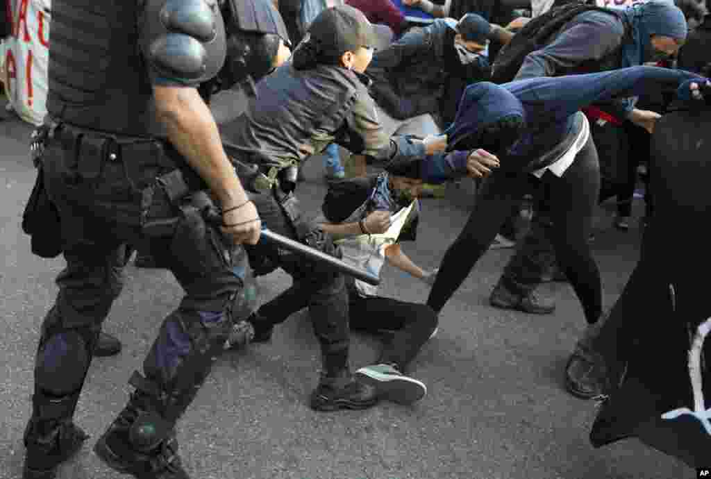 Policiers et manifestants s'affrontent à Rio, 2 août 2016