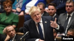 英國首相約翰遜在議會回答提問。