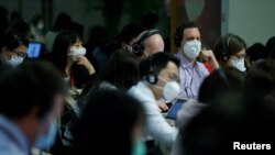 記者在中國外交部舉行的例行記者會上。（路透社2020年3月18日資料照）