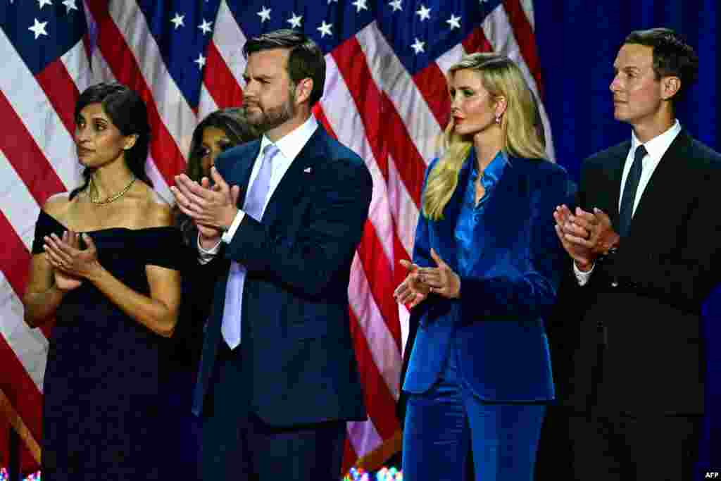 J.D. Vance (wapili kushoto) wife na mkewe Usha Vance (kushoto), Ivanka Trump (wapili kulia) na mumewe Jared Kushner (kulia) wakimsikiliza Rais mteule katika usiku wa kutangazwa matokeo ya uchaguzi wa rais.Novemba 6, 2024.