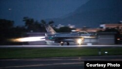 台灣國軍聯翔操演中緊急起飛的F16戰機。 (台灣國防部提供)