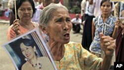ဒေါ်အောင်ဆန်းစုကြည် လွတ်မြောက်လာမယ့် မျှော်လင့်ချက်နဲ့ NLD ရုံးချုပ်ရှေ့တွင် သွားရောက် စောင့်ကြိုနေကြသည့် ပြည်သူတချို့ (နိုဝင်ဘာလ ၁၂၊ ၂၀၁၀)