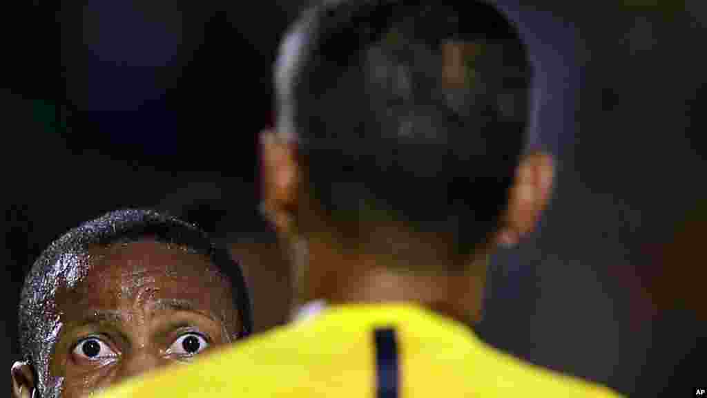 Seydou Keita du Mali, arrière-plan, proteste contre l'arbitre pour l'attribution Guinée une pénalité, au cours du match de football de la Coupe d'Afrique des Nations Groupe D entre la Guinée et le Mali, à Mongomo, la Guinée équatoriale, mercredi 28 janvier 2015.