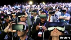 មនុស្ស​ម្នា​ពាក់​ឧបករណ៍ Samsung Gear VR នៅ​ពេល​ពួកគេ​ចូលរួម​កម្មវិធី​សម្ភោធ​ទូរស័ព្ទ Samsung S7 និង S7 edge ថ្មី​របស់​ក្រុមហ៊ុន Samsung នៅ​ក្នុង​ពិធី​តាំង​ពិព័រណ៍​ទូរស័ព្ទ​ដៃ​ពិភពលោក​នៅ​ក្នុង​ក្រុង Barcelona ប្រទេស​អេស្ប៉ាញ កាលពី​ថ្ងៃទី២១ ខែកុម្ភៈ ឆ្នាំ២០១៦។