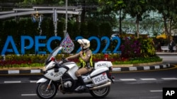 2022年11月16日，一名泰國警察在亞太經合組織（APEC)領導人峰會會場附近巡邏。