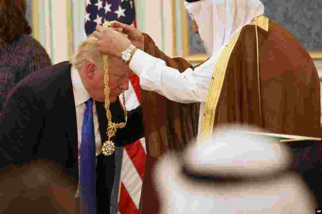 Le roi de l'Arabie Saoudite, Salman bin Abdulaziz Al Saud, à droite, décore le président américain Donald Trump avec la médaille Abdulaziz Al Saud à la Cour royale de Riyad, Arabie saoudite, 20 mai 2017.