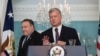 Le nouveau représentant spécial des États-Unis pour la Corée du Nord, Steve Biegun, après sa nomination aux côtés du secrétaire d'État Mike Pompeo, au département d'État à Washington, le 23 août 2018.