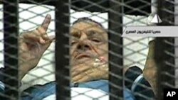 L'ancien président égyptien Hosni Moubarak lors d'un procès, 15 août 2011.