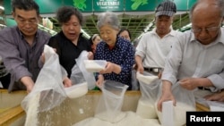 資料照：山西省太原市一家超市裡的顧客在買大米。 （2013年5月22日）