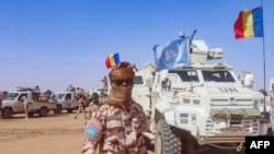 Cette photo datant du 25 octobre montre un soldat de la Minusma à l'extérieur de la ville de Gao.