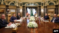 Le secrétaire d'État Marco Rubio, le ministre saoudien des Affaires étrangères, le prince Faisal bin Farhan al-Saud, et le ministre russe des Affaires étrangères Sergei Lavrov à Riyad, le 18 février 2025.