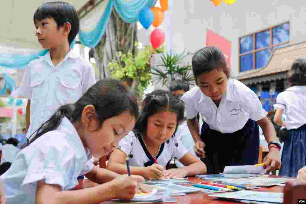 សិស្សានុសិស្ស ចូលរួមកម្មវិធីអានសៀវភៅ និងសកម្មភាពកំសាន្តផ្សេងៗ ក្នុងទិវាអំណានជាតិលើកទី២ នៅវិទ្យាស្ថានជាតិអប់រំ នាថ្ងៃទី ១១ ខែមីនា ឆ្នាំ ២០១៧។ (ខាន់ សុគុំមនោ/VOA)