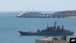 資料照片：俄羅斯刻赤海峽的克里米亞大橋關閉，軍艦承擔車輛和人員的運輸任務。（2023年7月17日）