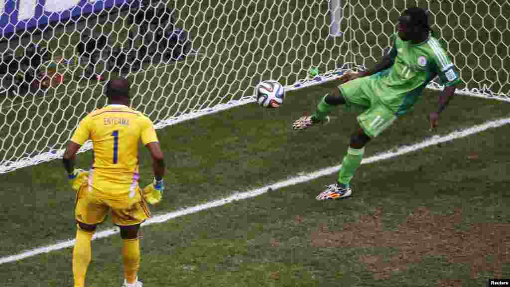 Le Nigérian Victor Moses sauve le tir du Français Karim Benzema, lors d'un match entre le Nigeria et la France, Brasilia, le 30 juin 2014.