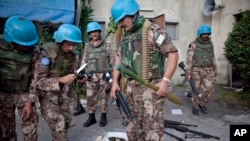Les casques bleus réquisitionnent les armes de l'armé de Laurent Gbagbo à Abidjan, Côte d'Ivoire, le 11 avril 2011.