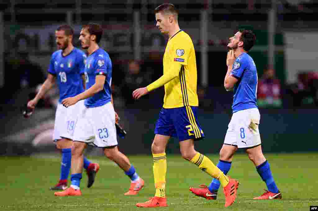 Le milieu de terrain italien Alessandro Florenzi réagit lors du match de qualification de la Coupe du monde de la Fifa 2018 entre l'Italie et la Suède, le 13 novembre 2017 au stade San Siro de Milan.