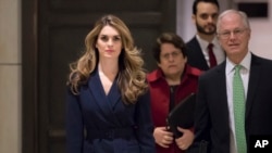លោក​ស្រី Hope Hicks ប្រធាន​ផ្នែក​ទំនាក់​ទំនង​សេត​វិមាន​ ដែល​ជា​ជំនួយការ​ជិត​ស្និទ្ធ​​របស់​លោក​ត្រាំ ជួយប​គណៈ​កម្មាធិការ​ស៊ើប​ការណ៍​​ជា​អសាធារណៈ នៅ​វិមាន​ Capitol ក្នុង​រដ្ឋ​ធានី​វ៉ាស៊ីនតោន កាល​ពី​ថ្ងៃទី​២៧ កុម្ភៈ ២០១៨។