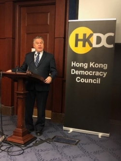 美國眾議員史密斯（Chris Smith）3月10日對香港民主委員會成員發表講話。
