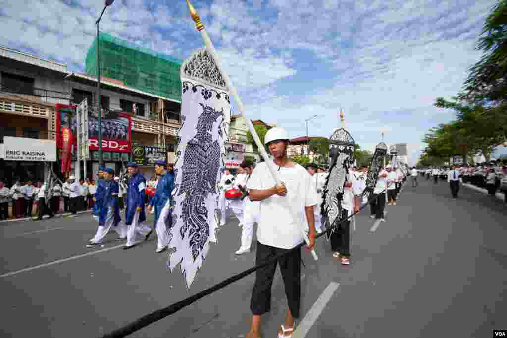 The procession of Chea Sim's funeral, former president of Cambodian People's Party and the Senate on June 19, 2015. (Nov Povleakhena/VOA Khmer)