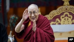 សម្តេច​សង្ឃ Dalai Lama ស្វាគមន៍​អ្នក​គាំទ្រ​នៅ​ឧទ្យាន Buddha Park នៅ​ក្នុង​តំបន់ Bomdila ក្នុង​រដ្ឋ Arunachal Pradesh ប្រទេស​ឥណ្ឌា កាលពី​ថ្ងៃទី៥ ខែមេសា ឆ្នាំ២០១៧។