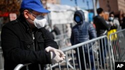 2020年3月27日患者在紐約醫院外等待測試。