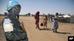 Un soldat de l'UNAMID (force conjointe ONU-UA au Darfour) assurant la sécurité, 10 janvier 2011.