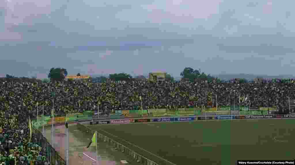 Caf-C1 : V.club concède le nul face à Sétif (2-2). Une vue de l'ambiance au satde Tata Raphael de Kinshasa, dimanche 26 octobre 2014. Valery Kusema/Photo Courtoisie