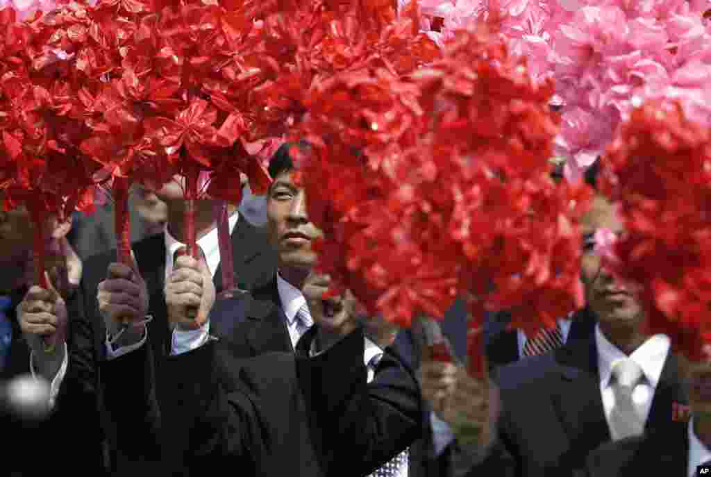 大型閱兵中人們拿著塑料花,在金日成廣場上組成和變換圖案(2017年4月15日)