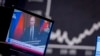 Ілюстративне фото. Звернення президента Росії Володимира Путіна в екрані телевізора, 25 лютого 2022 року. (AP Photo/Michael Probst, File)