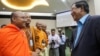 But Buntenh, head of Independent Monks Network talks to Prime Minister Hun Sen during the first national forum on “Protection and Conservation of Natural Resources,” on Monday , August 22, 2016 at Peace Palace in Phnom Penh. ( Leng Len/VOA Khmer)