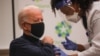 ប្រធានាធិបតីចាប់ឆ្នោត Joe Biden ទទួលការចាក់វ៉ាក់សាំងប្រឆាំងនឹងជំងឺកូវីដ១៩នៅមន្ទីរពេទ្យ ChristianaCare Christiana ក្នុងទីក្រុង Newark រដ្ឋ Delaware ថ្ងៃទី២១ ខែធ្នូ ឆ្នាំ២០២០។ (REUTERS/Leah Millis)