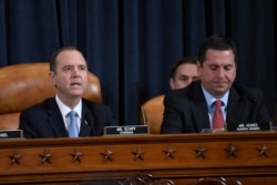 លោក Adam Schiff ប្រធាន​គណៈកម្មាធិការ​ស៊ើបអង្កេត​របស់​សភា​ (រូប​ឆ្វេង) ថ្លែង​នៅ​ក្នុង​កិច្ចប្រជុំ​មួយ​នៅ​ក្នុង​វិមានសភា Capitol Hill ក្នុង​រដ្ឋធានី​វ៉ាស៊ីនតោន កាលពី​ថ្ងៃទី១៣ ខែវិច្ឆិកា ឆ្នាំ២០១៩។
