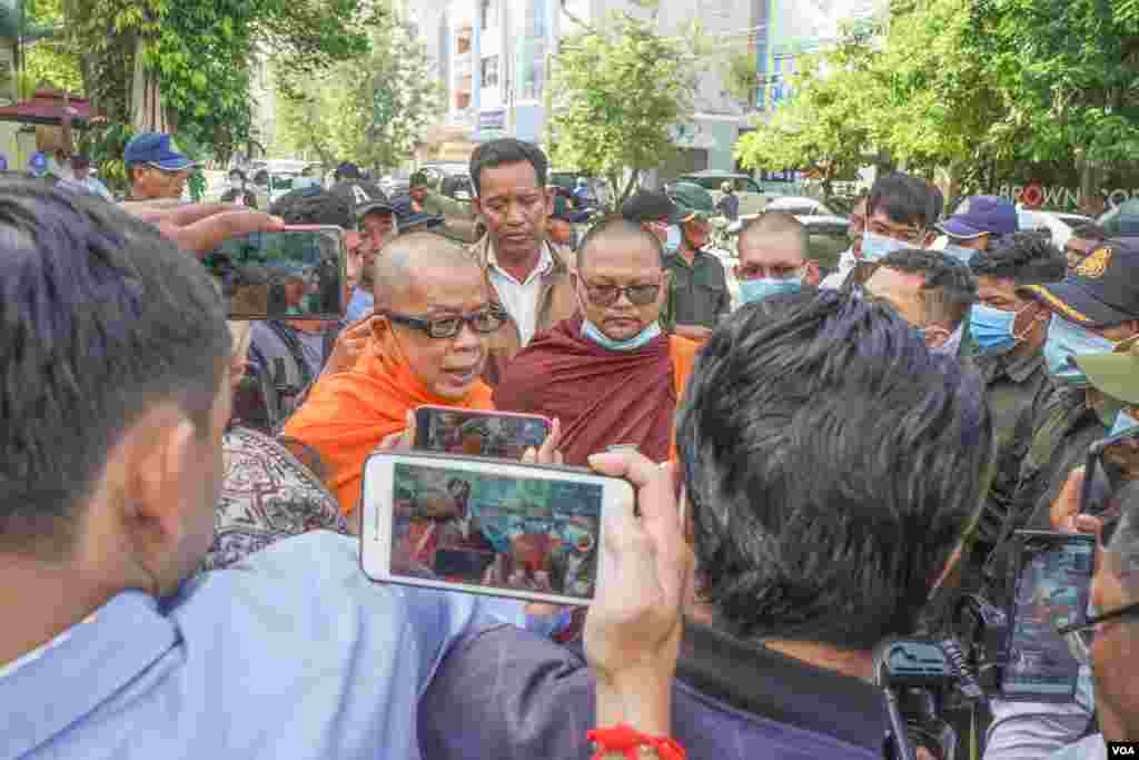 ទិដ្ឋភាពនៃការជួបជុំ ដើម្បីប្រារព្ធខួបបួនឆ្នាំនៃឃាតកម្មលើលោក កែម ឡី នៅបរិវេណស្ថានីយ៍ប្រេងឥន្ធនៈកាល់តិច ស្តុបបូកគោ រាជធានីភ្នំពេញ ថ្ងៃទី៨ ខែក្កដា ឆ្នាំ២០២០។ (ខាន់ សុគុំមនោ/វីអូអេ)