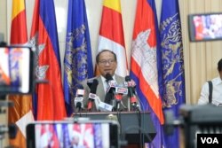 រូបឯកសារ៖ លោក ផៃ ស៊ីផាន អ្នកនាំពាក្យទីស្តីការគណៈរដ្ឋមន្រ្តី ថ្លែងក្នុងសន្និសីទស្តីពី «ព័ត៌មានក្លែងក្លាយ អន្តរាយសន្តិសុខជាតិ» នៅទីស្តីការគណៈរដ្ឋមន្រ្តី រាជធានី​ភ្នំពេញ ថ្ងៃទី២៥ ខែកក្កដា ឆ្នាំ២០១៩។ (កាន់ វិច្ឆិកា/VOA)