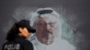 Une policière turque passe devant la photo du journaliste saoudien Jamal Khashoggi avant une cérémonie, près du consulat d'Arabie Saoudite à Istanbul, marquant le premier anniversaire de sa mort, le 2 octobre 2019.