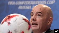 Le président de la FIFA Gianni Infantino lors d'une conférence de presse en Russie, St. Petersburg, le 1er juillet 2017. 