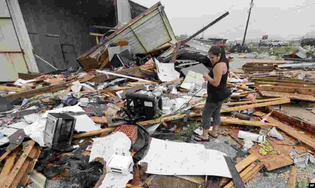 Jennifer Bryant contemple les débris de sa maison familiale après l’ouragan Harvey a Katy, Texas, 26 août 2017.