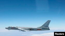 日本軍方發布的圖片顯示一架中國H-6戰略轟炸機在太平洋上空飛行（2013年10月27日）