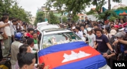 រូបឯកសារ៖ អ្នក​ស្រឡាញ់​គាំទ្រ​លោក​កែម ឡី​ ហែរ​សព​លោក​ទៅ​កាន់​វត្ត​មួយ​នៅ​រាជធានី​ភ្នំពេញ បន្ទាប់​ពី​លោក​ត្រូវ​ខ្មាន់​កាំភ្លើង​បាញ់​សម្លាប់​នៅថ្ងៃ​អាទិត្យ​ ទី​១០ ខែ​កក្កដា​ ឆ្នាំ​២០១៦។ (ឡេង ឡែន/VOA)