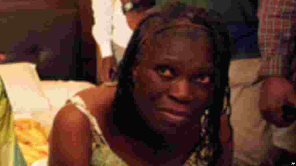Laurent Gbagbo et sa femme Simone, détenus par les forces pro-Ouattara, le 11 avril 2011, à l'Hotel du Golf, à Abidjan.