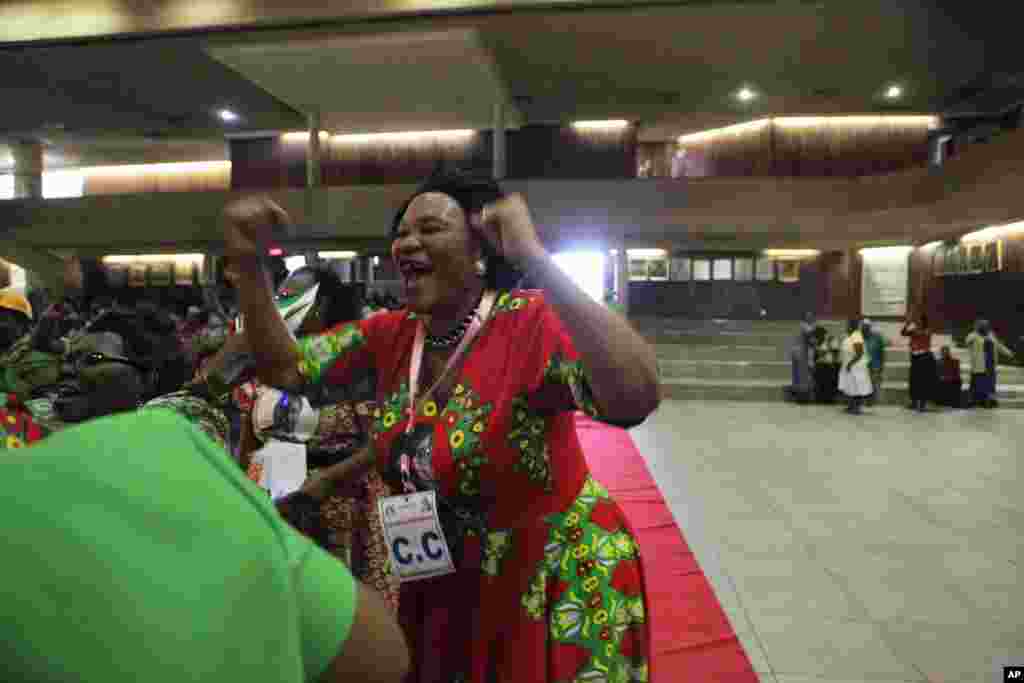 Une femme réagit après qu'Emmerson Mnangagwa a été annoncé comme l'un des deux vice-présidents au siège de la Zanu PF à Harare, mercredi 10 décembre 2014.