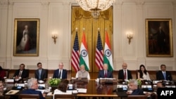 នាយករដ្ឋមន្ត្រី​ឥណ្ឌា​លោក Narendra Modi និង​ប្រធានាធិបតី​អាមេរិក Joe Biden ជួប​ពិភាក្សា​ជាមួយ​បណ្ដា​ប្រធាន​ក្រុមហ៊ុន​បច្ចេកវិទ្យា​លំដាប់​កំពូល​ដូចជា​ក្រុមហ៊ុន Google ក្រុមហ៊ុន Apple CEO និង​ក្រុមហ៊ុន​ Microsoft​ ជាដើម។ (AFP)