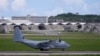 一架美國海軍陸戰隊C-130 大力士運輸機降落在日本南部沖繩西部嘉手納鎮的嘉手納空軍基地機場。 (美聯社：2023年8月24日)