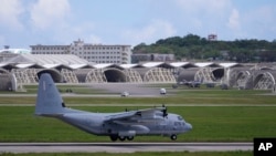 一架美國海軍陸戰隊C-130 大力士運輸機降落在日本南部沖繩西部嘉手納鎮的嘉手納空軍基地機場。 (美聯社：2023年8月24日)