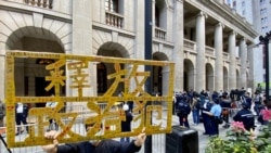 香港市民吳先生2月1日手持標語到終審法院外聲援壹傳媒創辦人黎智英。(美國之音 湯惠芸拍攝)