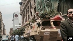 Des soldats patrouillent les rues après une attaque à la bombe dans une église copte au Caire, Egypte, le 10 avril 2017.