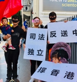 朱顏女士與先生鄭光信（左一）帶著兩個年幼的孩子在好萊塢星光大道力挺香港。（美國之音2019年10月5日資料照）