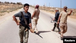 Des hommes armés soutenant le gouvernement auto-proclamé deTripoli. 17 Mars 2015 (Photo Reuters)